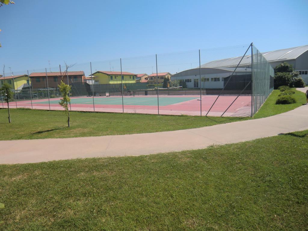 Residence Villaggio Dei Fiori Con Piscina E Posto Spiaggia Incluso Caorle Kamer foto