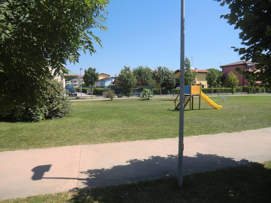 Residence Villaggio Dei Fiori Con Piscina E Posto Spiaggia Incluso Caorle Kamer foto
