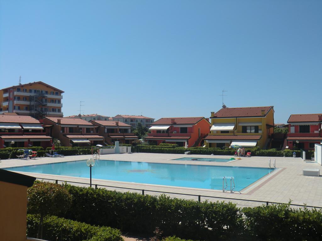 Residence Villaggio Dei Fiori Con Piscina E Posto Spiaggia Incluso Caorle Kamer foto