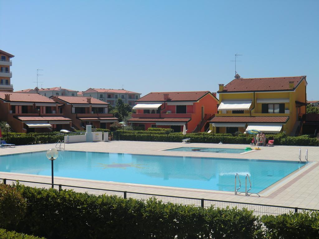 Residence Villaggio Dei Fiori Con Piscina E Posto Spiaggia Incluso Caorle Kamer foto