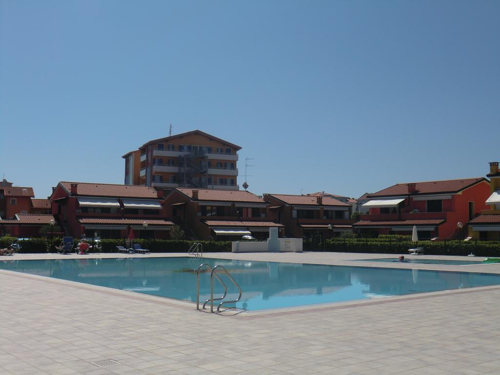 Residence Villaggio Dei Fiori Con Piscina E Posto Spiaggia Incluso Caorle Kamer foto