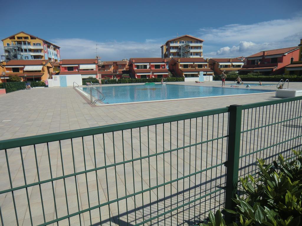 Residence Villaggio Dei Fiori Con Piscina E Posto Spiaggia Incluso Caorle Kamer foto