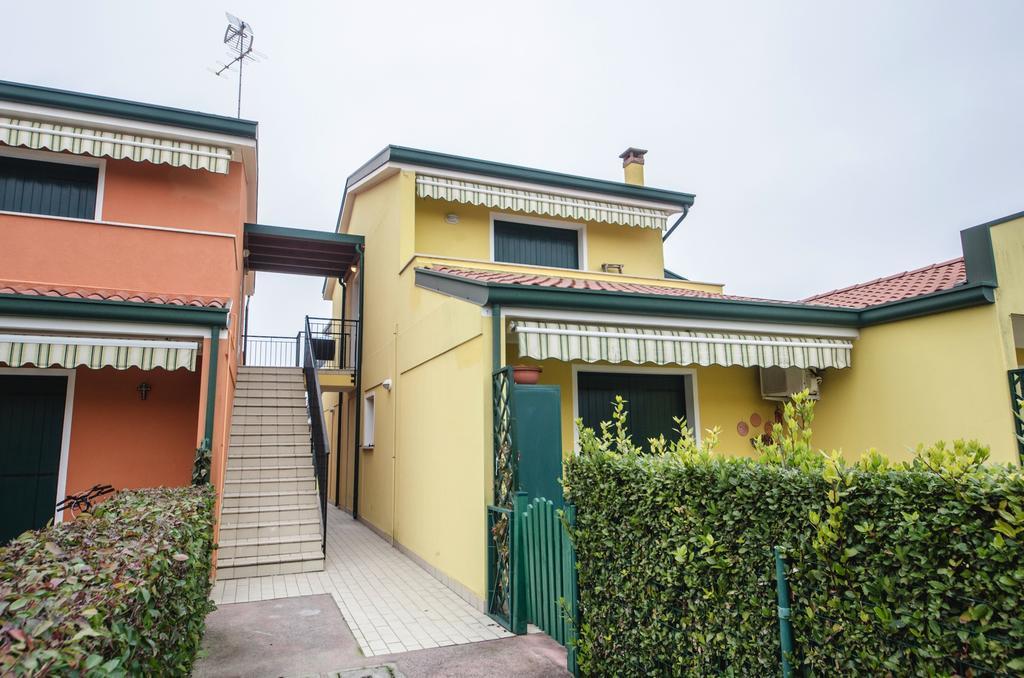 Residence Villaggio Dei Fiori Con Piscina E Posto Spiaggia Incluso Caorle Kamer foto