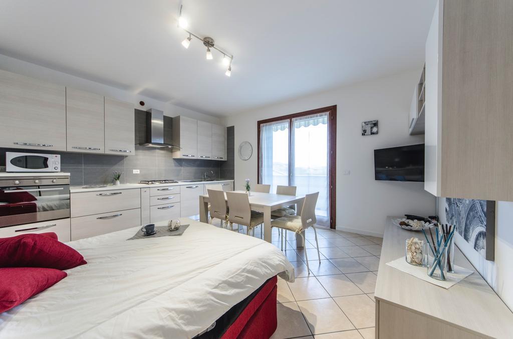Residence Villaggio Dei Fiori Con Piscina E Posto Spiaggia Incluso Caorle Kamer foto