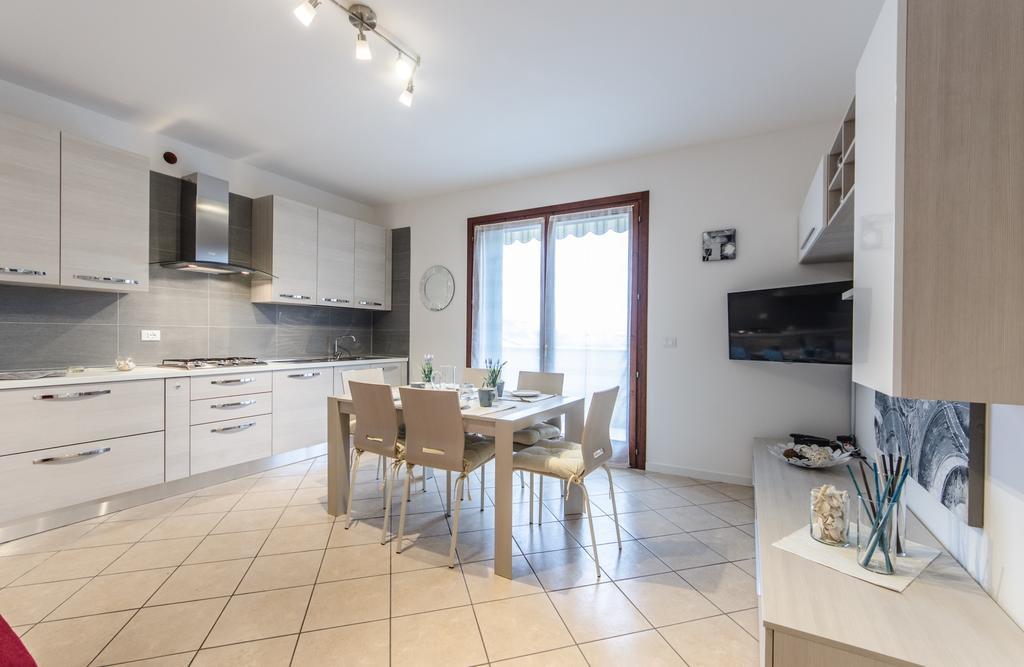 Residence Villaggio Dei Fiori Con Piscina E Posto Spiaggia Incluso Caorle Kamer foto