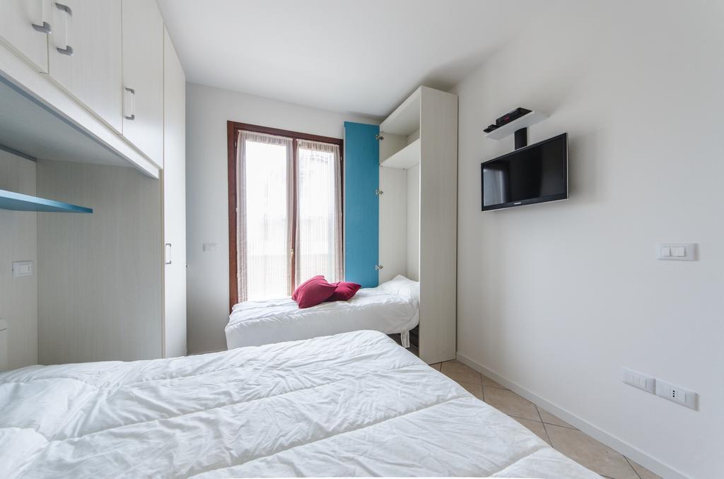 Residence Villaggio Dei Fiori Con Piscina E Posto Spiaggia Incluso Caorle Kamer foto